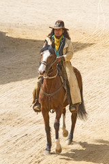 Fototapete - Cowboy Bandit rides into town