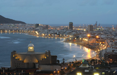 Fototapete - The city of Las Palmas de Gran Canaria at dusk