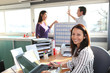 © auremar - Femme d'affaires souriante au bureau