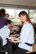 © auremar - Portrait d'une jeune femme souriante au bureau