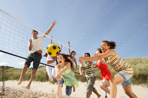 Obrazy piłka plażowa  grupa-nastoletnich-przyjaciol-grajacych-w-siatkowke-na-plazy