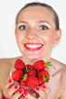 junge Frau hält Erdbeerschüssel in den Händen