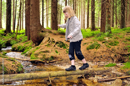 Maedchen Schulmaedchen Wald Ficksahne