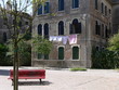 Platz in Venedig mit roter Bank vor altem Haus