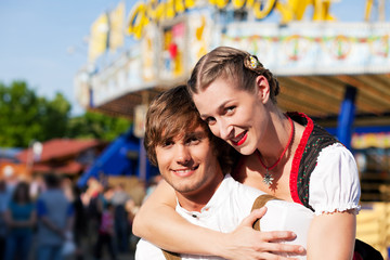 Wall Mural - Paar in Tracht flirtet vor Riesenrad