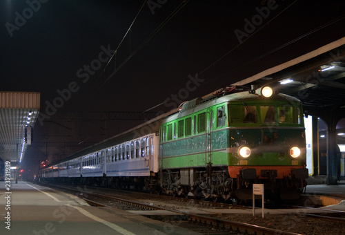 Naklejka - mata magnetyczna na lodówkę Passenger train waiting at the station platform during the night