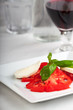Tomaten, Mozzarella, Basilikum und rotem Wein