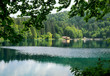 Türkisfarbener See von Wald umgeben