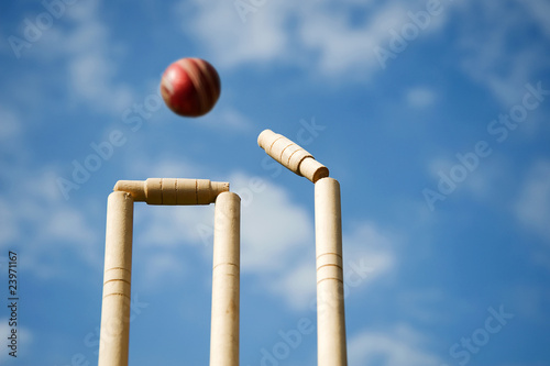 Cuadros en Lienzo Cricket stumps and bails hit by a ball