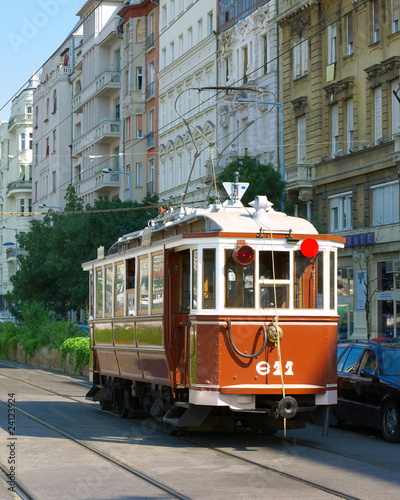 Plakaty tramwaje  stary-tramwaj-w-kolorze-czerwonym