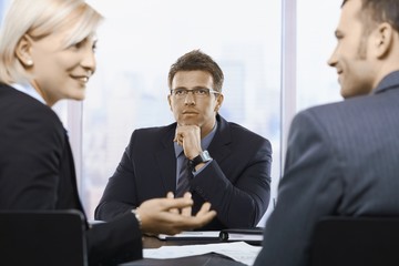 Canvas Print - Businessman concentrating in office