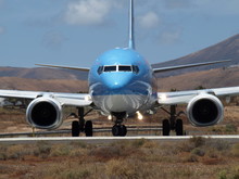 Ein Flugzeug Rollt Auf Lanzarote Zum Start