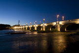 Fototapeta Paryż - Le pont Wilson à Tours et une gabarre de nuit