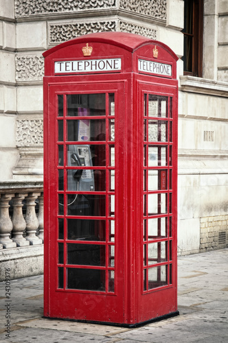 Naklejka dekoracyjna Traditional old style UK red phone box in London.