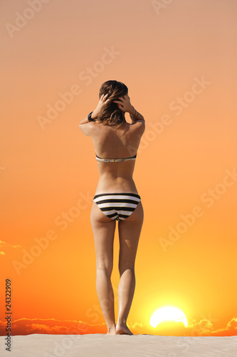 Femme A La Plage Buy This Stock Photo And Explore Similar
