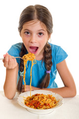 little girl eating spaghetti-bambina e spaghetti