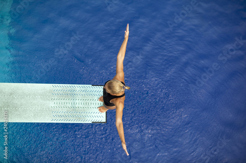 Fototapety skoki do wody  dziewczyna-stojaca-na-trampolinie