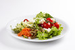 Großer, mediterraner Salatteller mit Fetakäse und Tomate