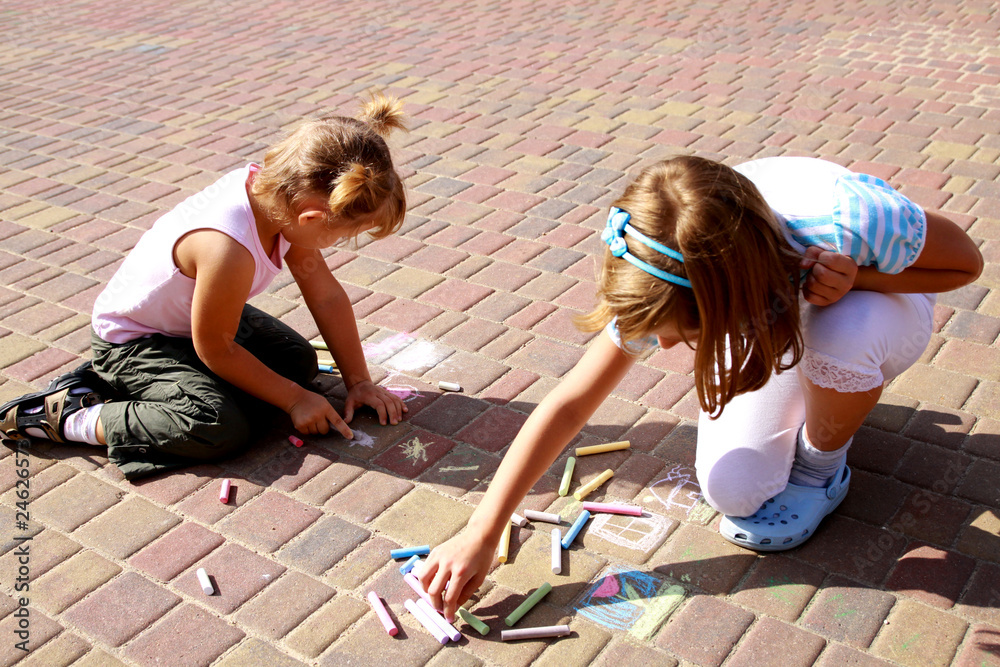 Obraz na płótnie two little girls painted on the pavement w salonie