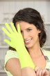 Jeune femme avec des gants d'hygiène