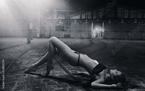 Fotomural Stunning brunette beauty posing over urban background