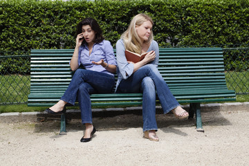 deux femmes amies ennemies