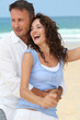 © goodluz - Couple heureux à la plage