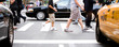 Passanten beim Überqueren einer Straße in Manhattan, New York