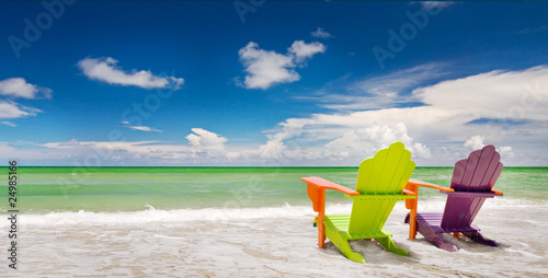 Plakat Kolorowi krzesła przy trpoical plażą w Miami Floryda