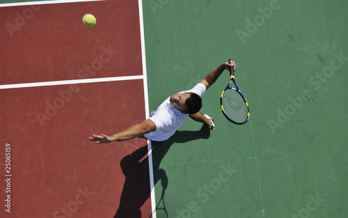 Fototapety Tenis  mlody-czlowiek-gra-w-tenisa-na-swiezym-powietrzu