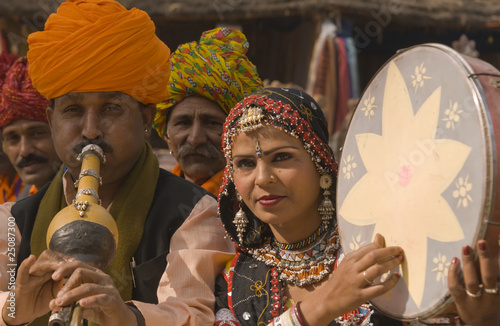 Obrazy folk  tribal-music-and-dance-group-z-radzastanu-w-indiach
