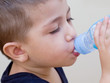 © elisabetta figus - bambino che beve acqua dalla bottiglietta