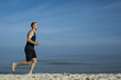 Młody mężczyzna uprawiający jogging na plaży