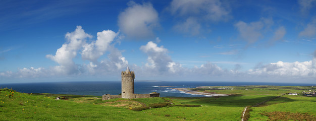 Wall Mural - Doonagore castle panoramic - Ireland