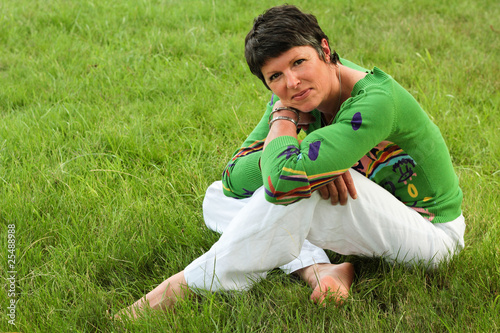 femme de 50 ans assise dans l'herbe Photo Stock  Adobe Stock