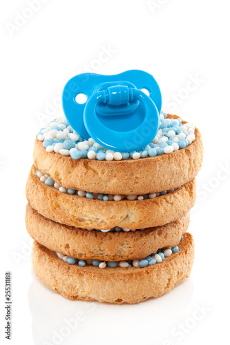 Fotografía a blue baby's comforter on top of a stack of Dutch bicuits with