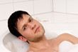 Mann entspannt sich in der Badewanne
