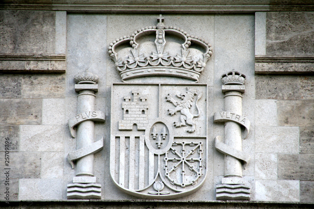 Escudo de España esculpido en piedra en la fachada de un edificio ...
