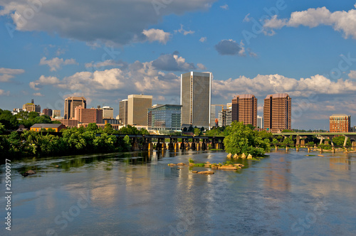 Cuadros en Lienzo Cityscape of Richmond, Virginia over the James River.