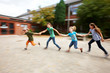 canvas print picture - Kinder laufen auf Schulhof