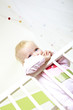 © epiximages - kleinkind im gitterbett