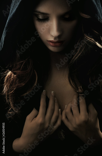 Fotomural Portrait of a young woman in hood