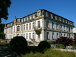 Das Büsing Palais in mit Parkanlage vor strahlend blauem Himmel im Sommer bei Sonnenschein in Offenbach am Main in Hessen
