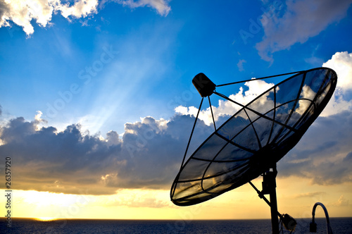 Cuadros en Lienzo satellite dish silhoette on sunset background