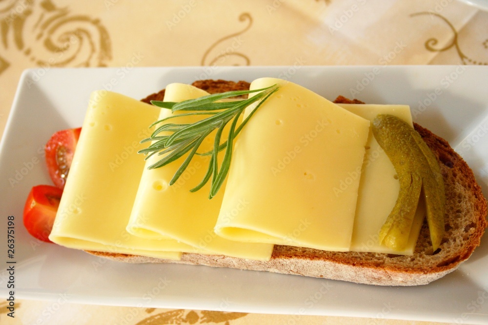 Stock-Foto „Brot belegt mit Käsescheiben“ | Adobe Stock