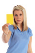 Junge Frau zeigt gelbe Karte