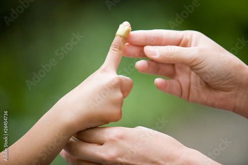 絆創膏を貼ってもらう子供 Stock Photo Adobe Stock 絆創膏を貼ってもらう子供 Stock Photo Adobe Stock
