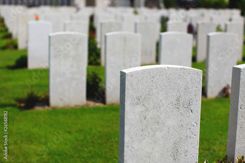 Fotografía War cemetery with white headstones