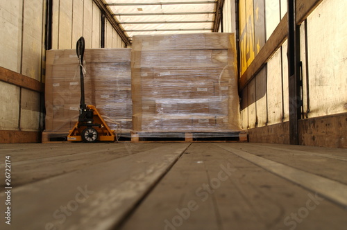 Fotomural palette de marchandises dans un camion