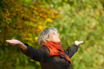 Canvas Print - frau entspannt in der herbstsonne